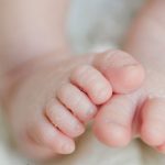 Điều gì khiến cho da trẻ sơ sinh bị bong tróc